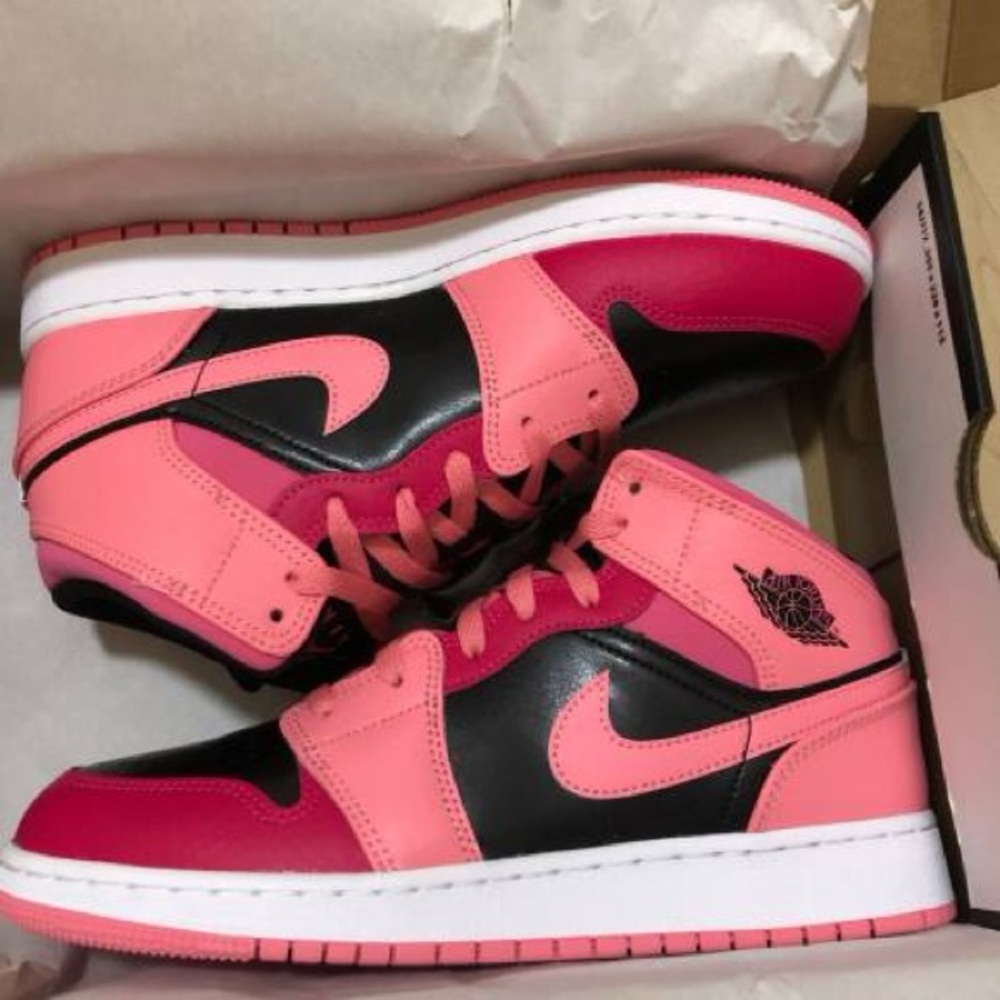 “Coral chalk” mid Jordan 1s multi colored pink and black 5.5 youth/ woman’s 7